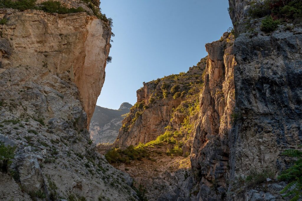 Il canyon più spettacolare d’Europa da esplorare a piedi o in kayak