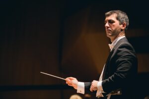 Il ruolo del direttore d'orchestra: cosa fa davvero con quella bacchetta?
