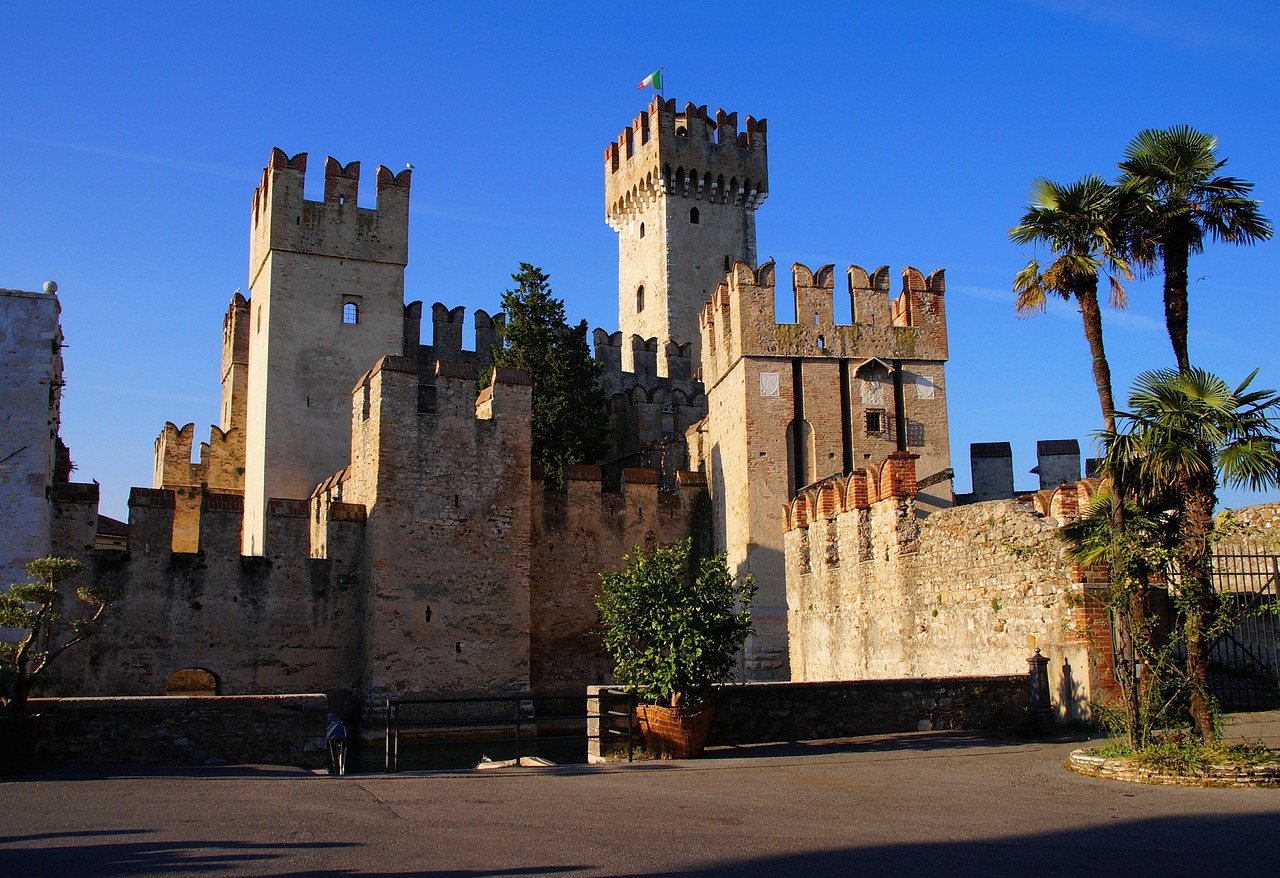 Castello medievale immerso nel verde del Nord Italia, simbolo di storia e architettura.
