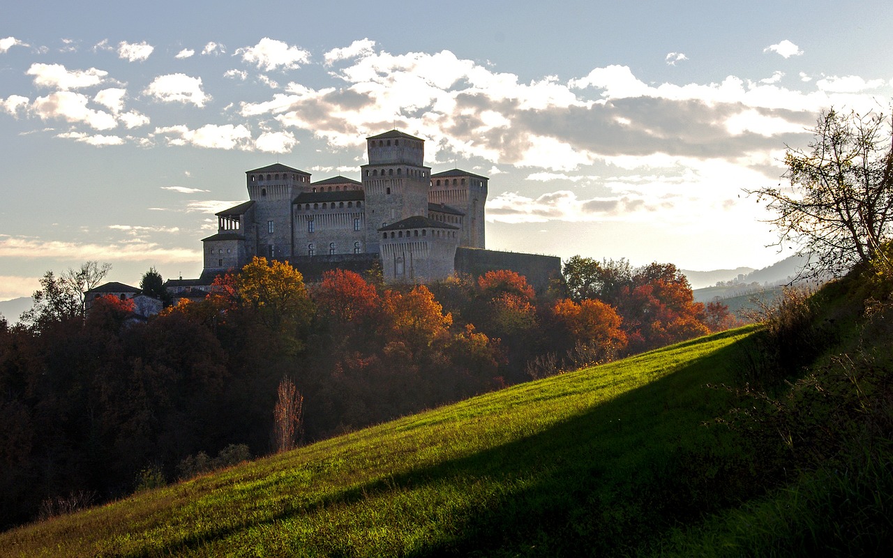 Vista panoramica di un castello circondato da vigneti in Piemonte.