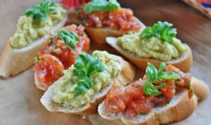 Ecco la ricetta di bruschette con avocado per antipasti veloci