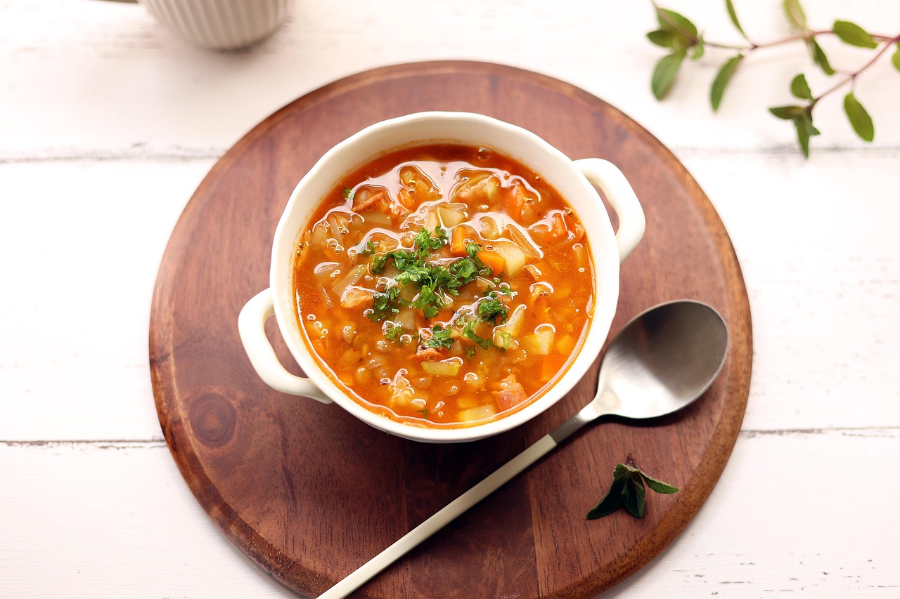 Minestrone colorato in una ciotola, ricco di verdure fresche e legumi, pronto per una cena sana.