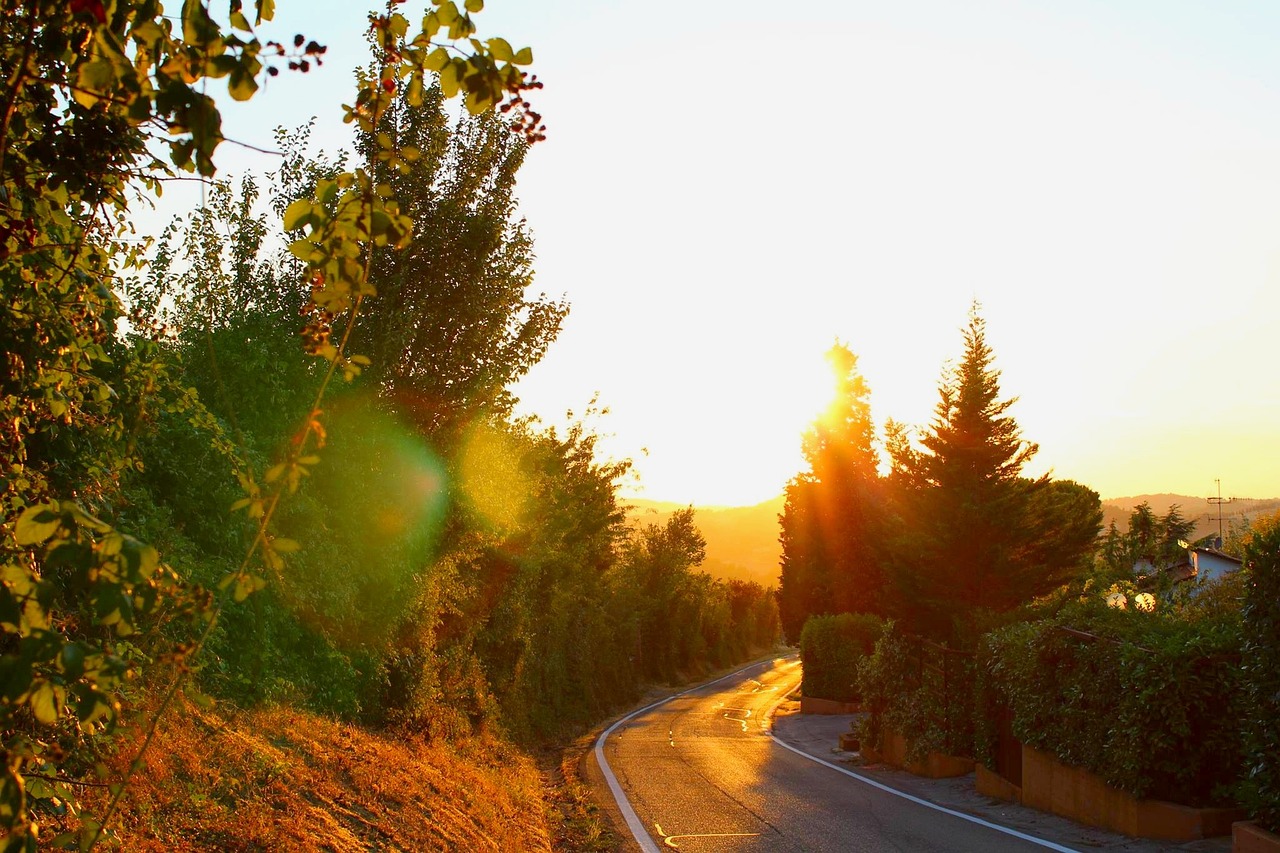 Panorama delle colline italiane con strade sinuose e paesaggi verdi mozzafiato.