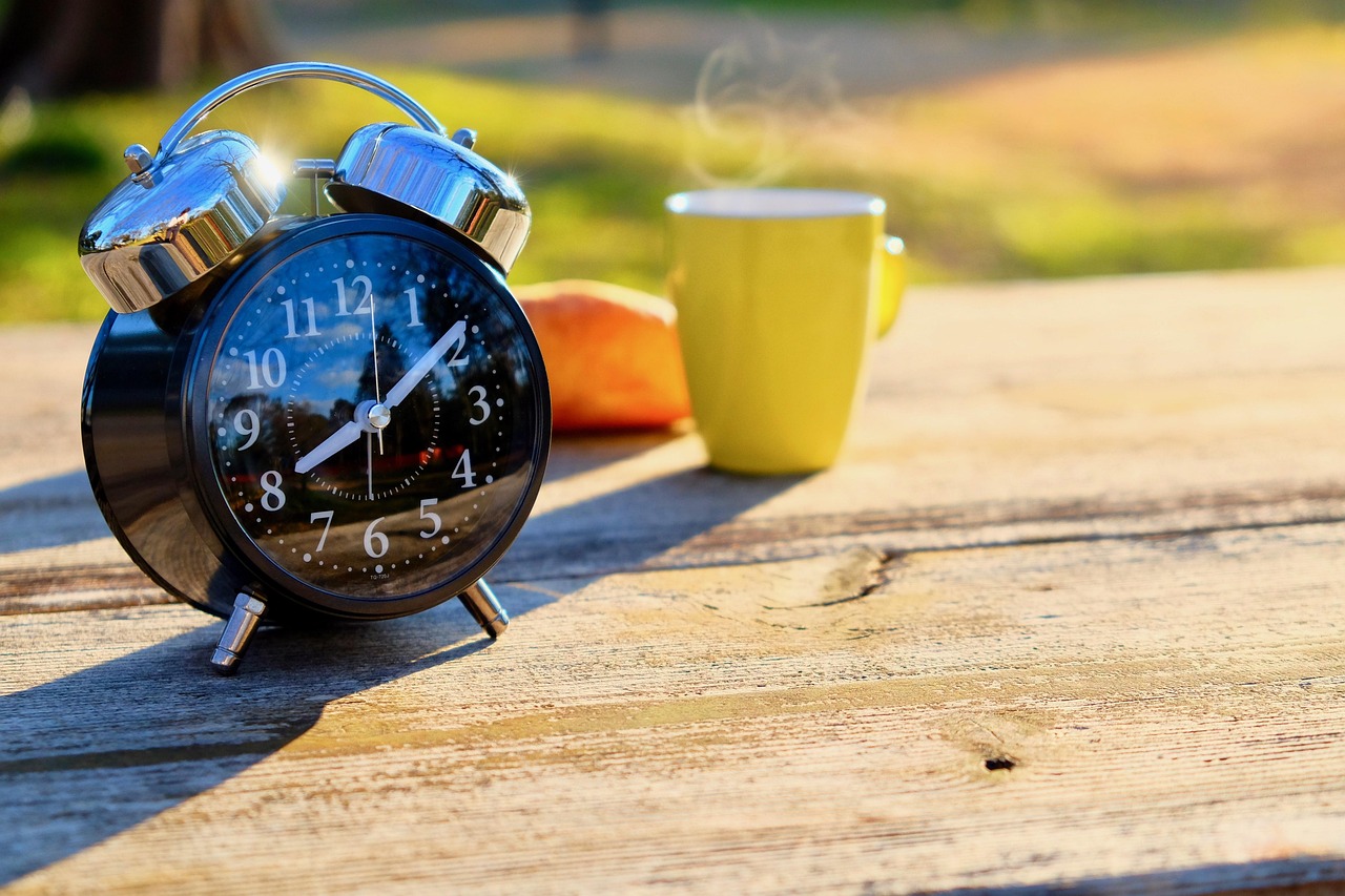 Persona che pratica yoga al mattino in un ambiente sereno, simbolo di una routine salutare.