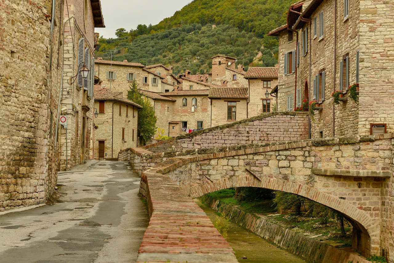Panorama di un borgo medievale lungo la via Francigena, con stradine acciottolate e case storiche.