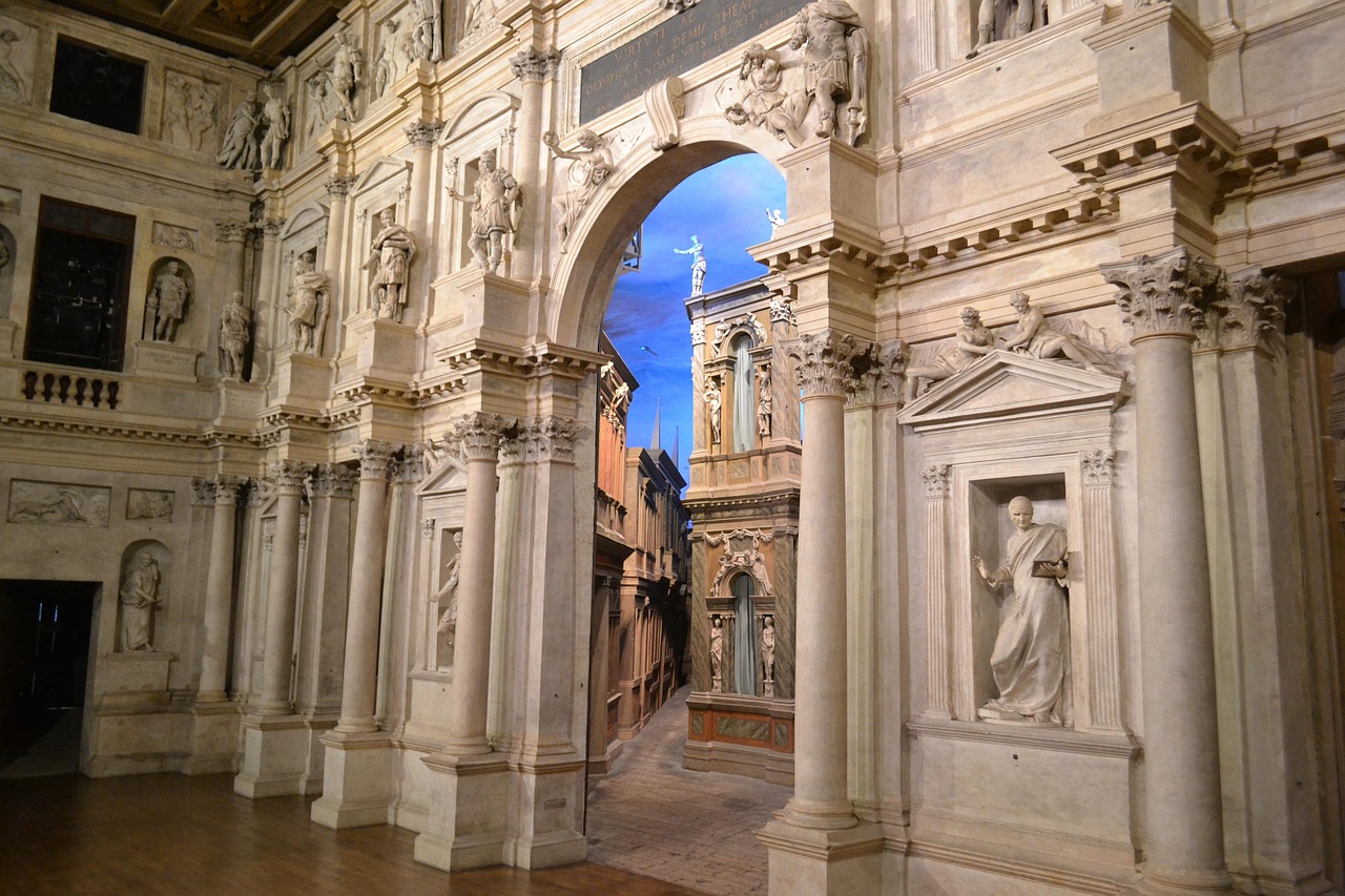 Panorama di uno dei musei italiani più celebri, con opere d'arte e visitatori in esplorazione.