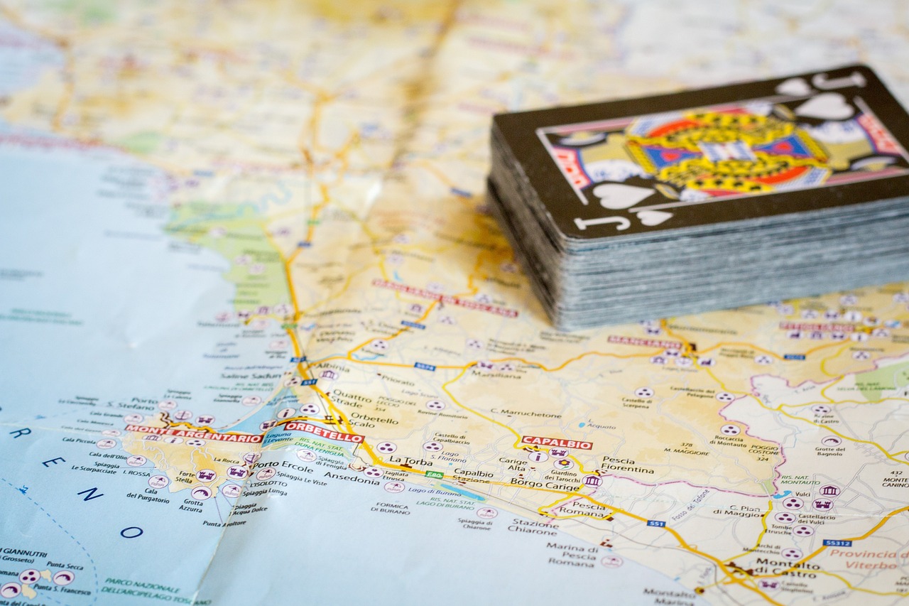 Immagine di uno smartphone con app di viaggio aperte, su sfondo di paesaggi italiani.