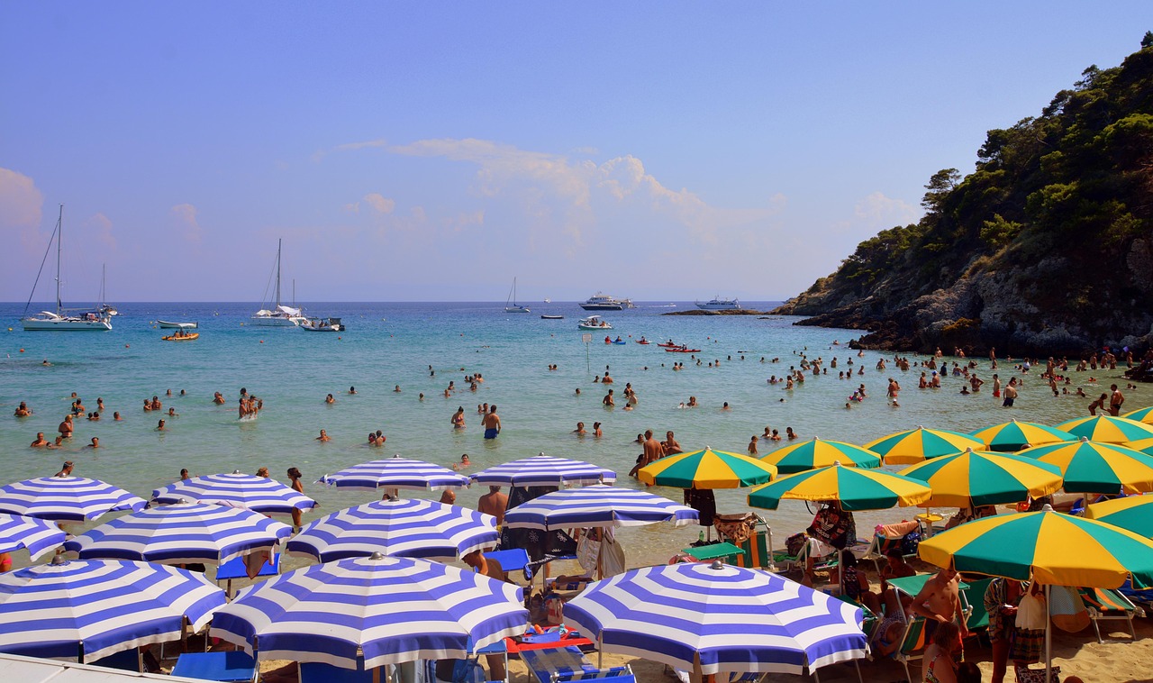 Spiaggia italiana con acque cristalline e sabbia fine, ideale per nuotare e rilassarsi.