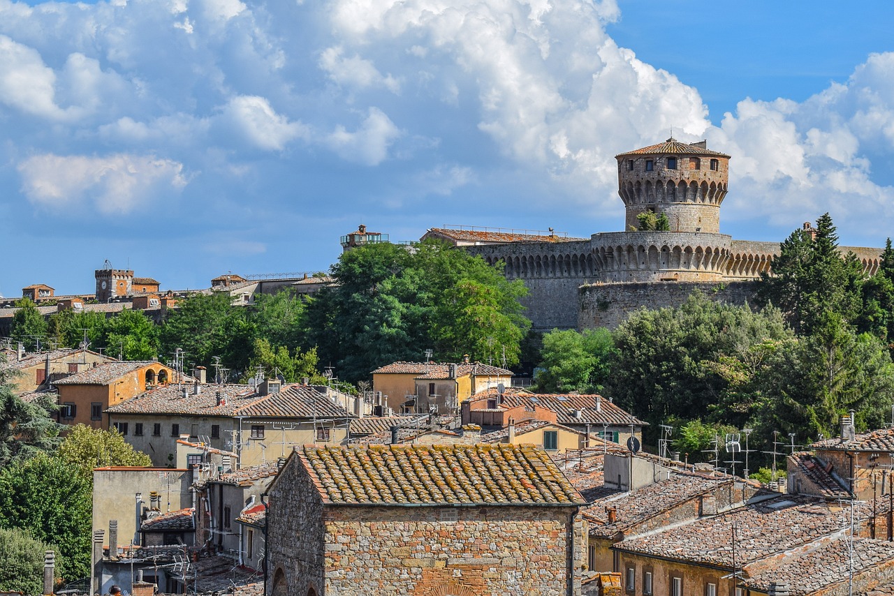 Veduta delle mura antiche di Lucca con il paesaggio circostante e la Torre di Pisa in lontananza.