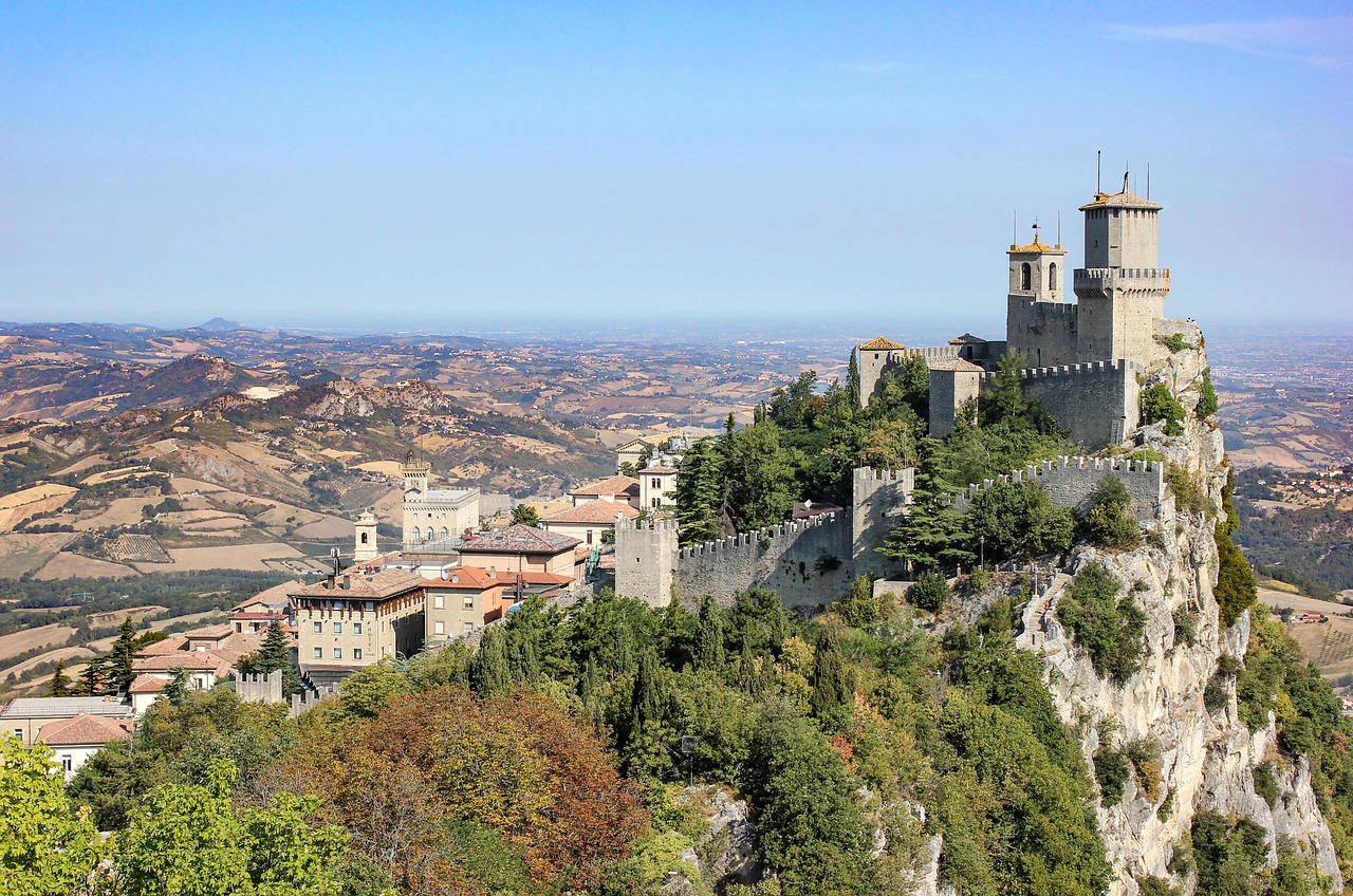 Vista panoramica di un borgo fortificato del Centro Italia, con antiche mura e paesaggio circostante.