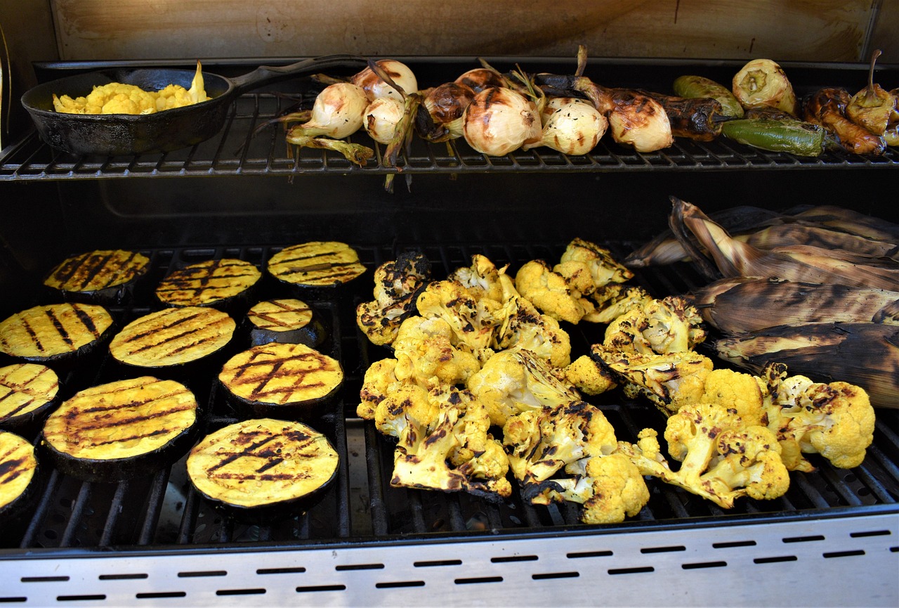 Verdure grigliate colorate su una griglia, pronte per esaltare il loro sapore.