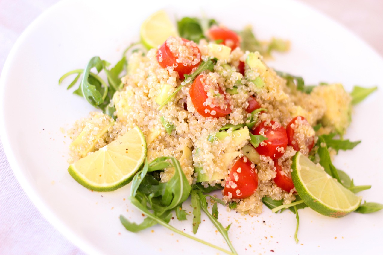 Insalata di quinoa colorata con verdure fresche in una ciotola, pronta per essere servita.