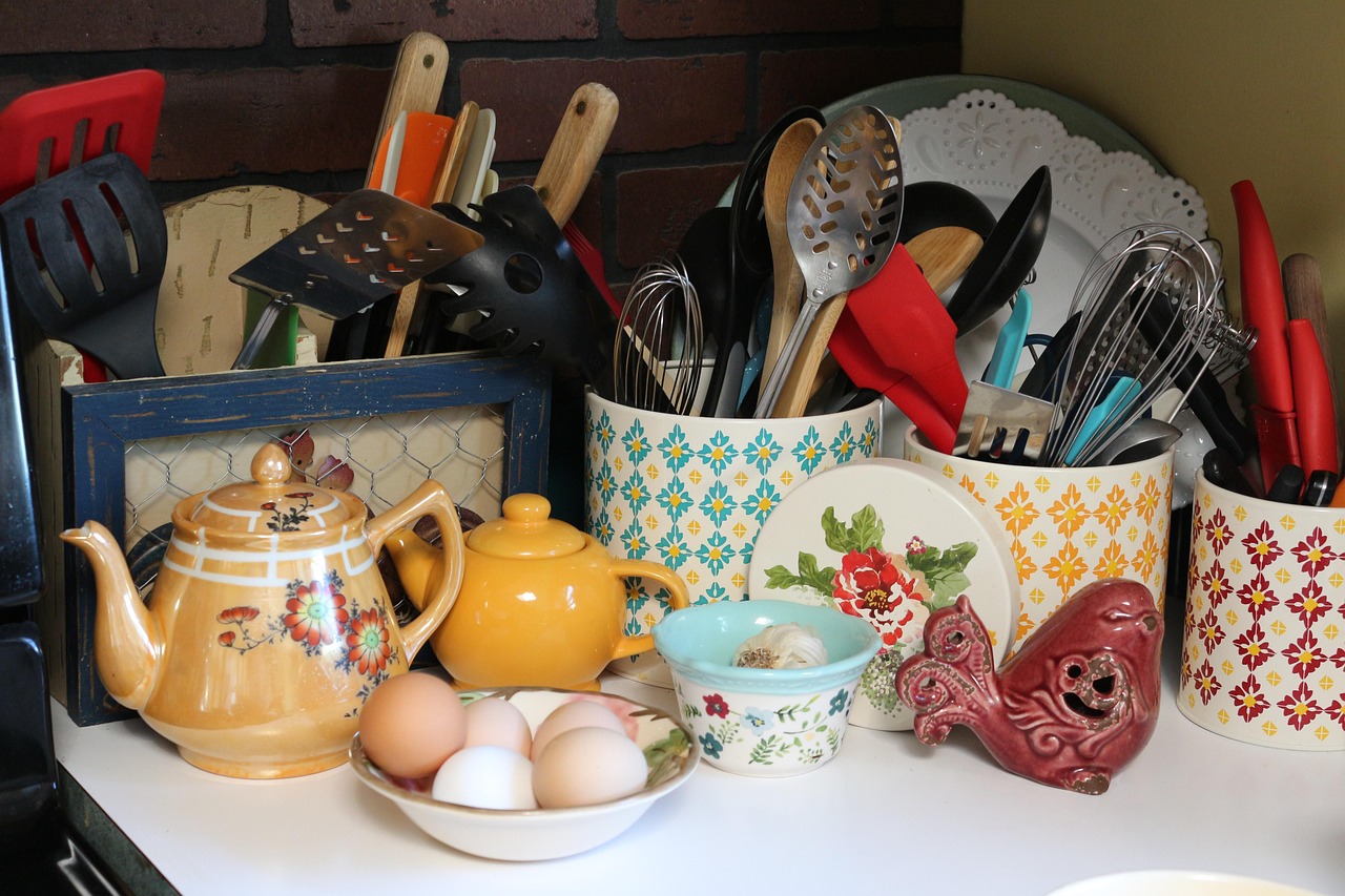 Organizzazione della dispensa in cucina con cibi ben disposti e etichette chiare.