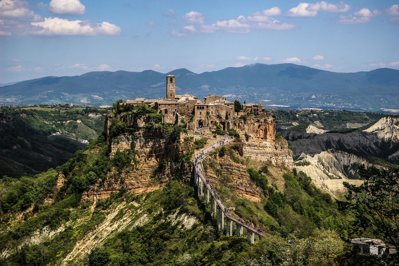 Escursionista su un sentiero panoramico tra le colline toscane e umbre.