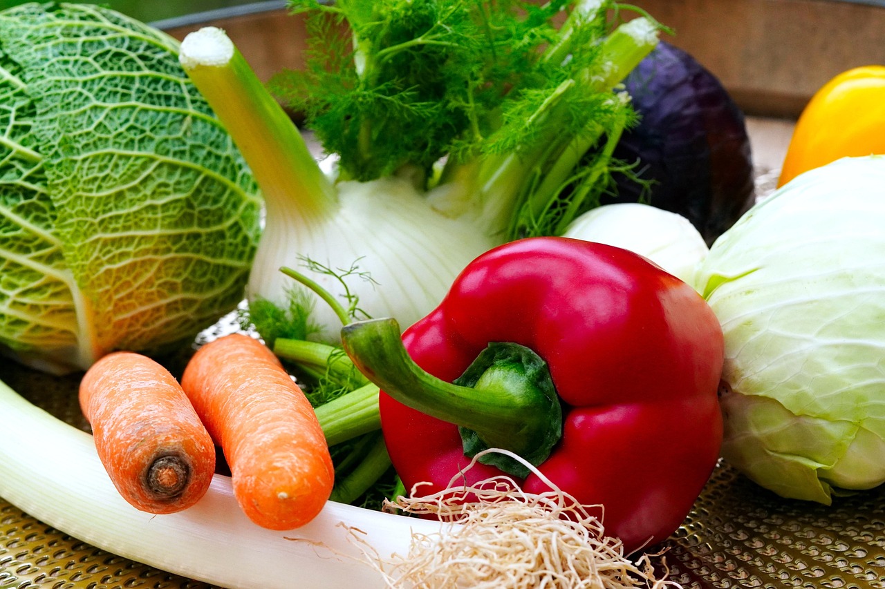 Piatto con alimenti ricchi di fibre, come frutta, verdura e cereali integrali, per una buona salute intestinale.