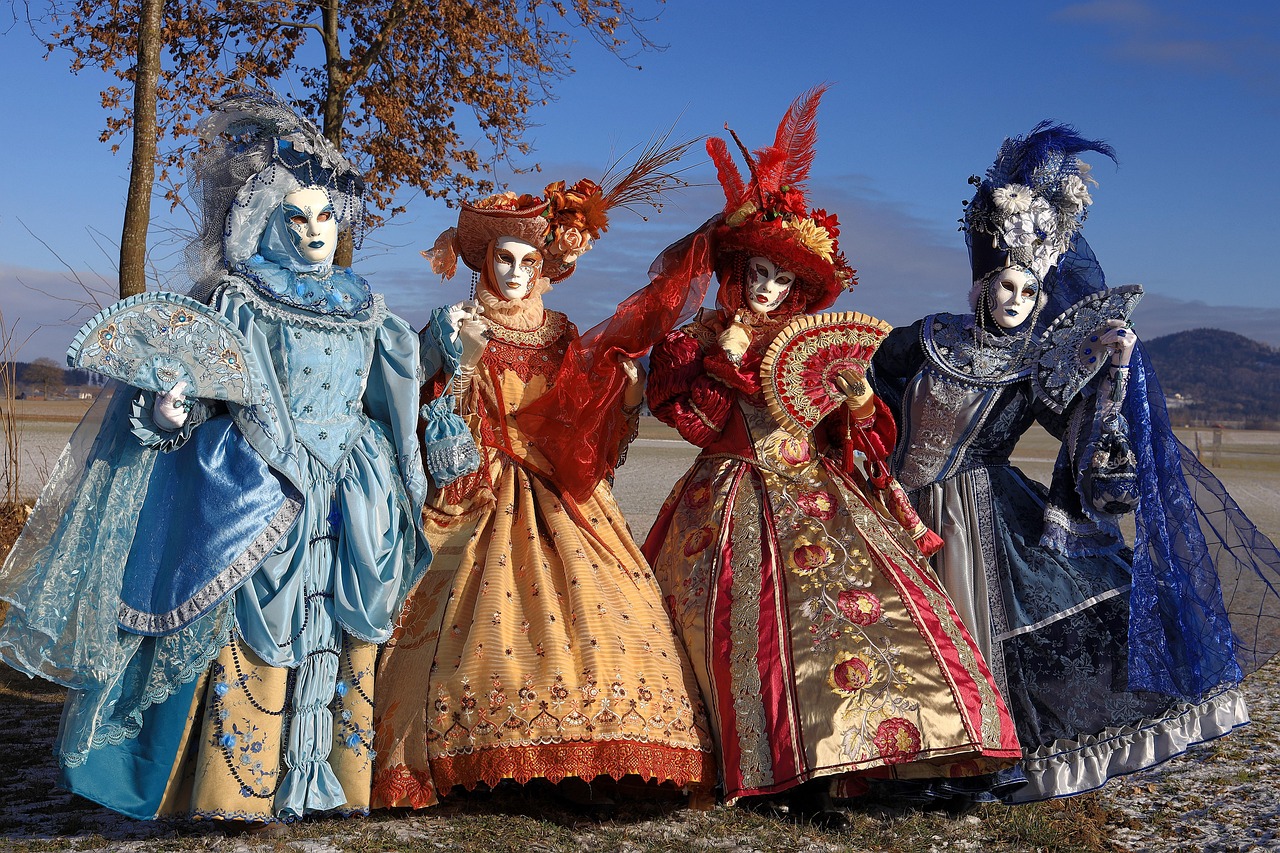 Carnevale di Venezia: maschere colorate e festeggiamenti tra i canali storici.