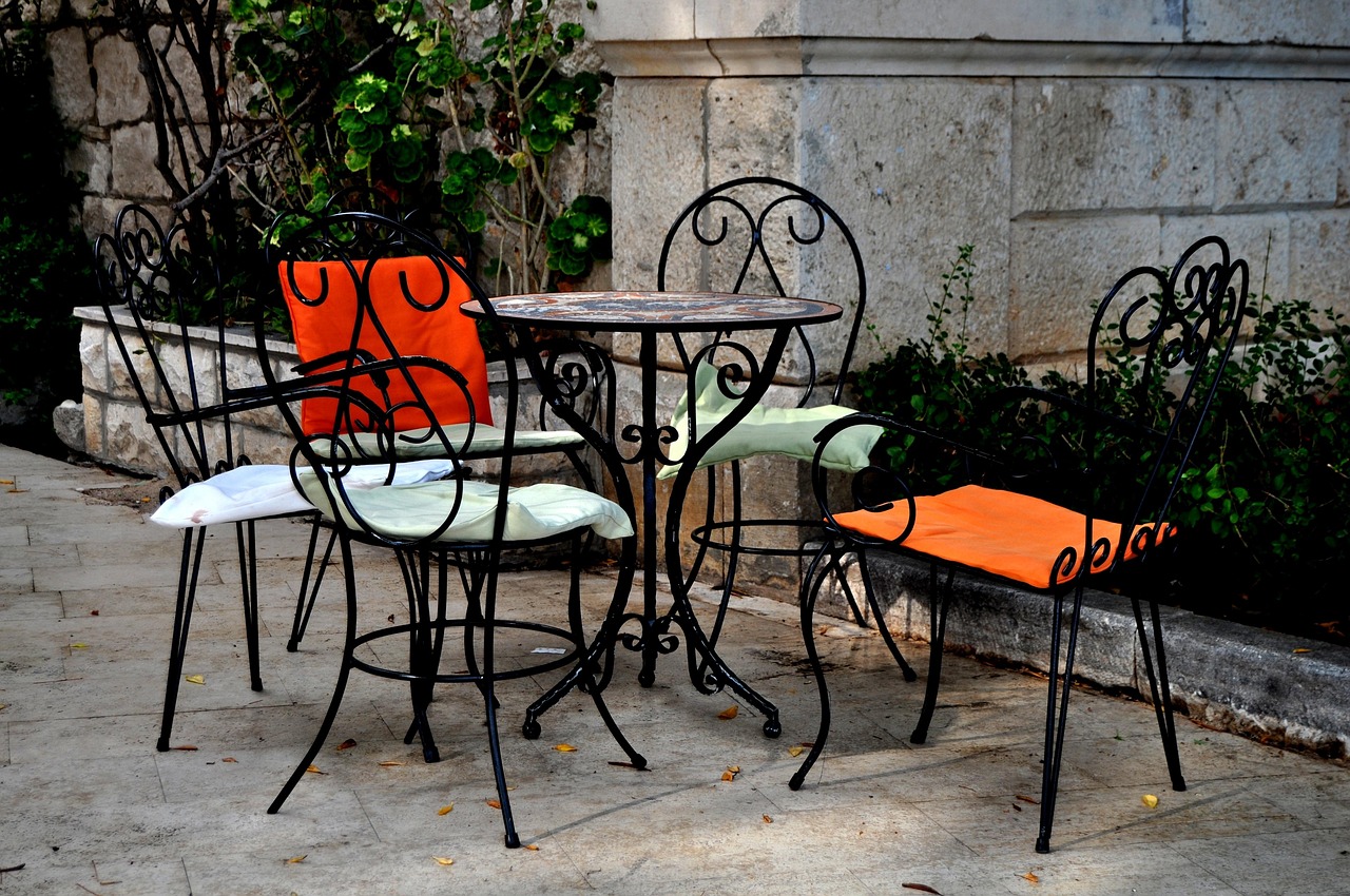 Arredamento da esterno per giardino: mobili, piante e decorazioni in un ambiente all'aperto accogliente.