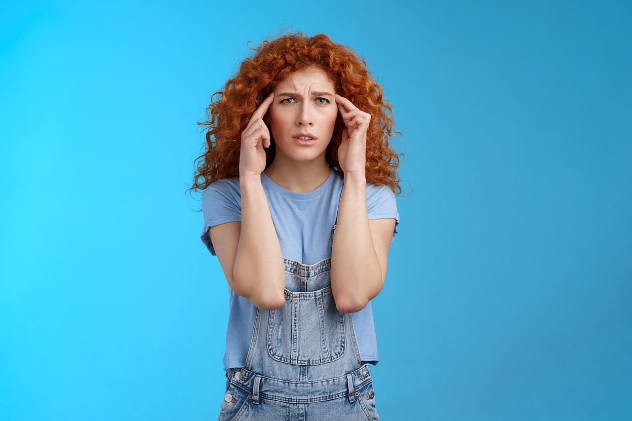 Alimenti salutari disposti su un tavolo, ideali per migliorare memoria e concentrazione.