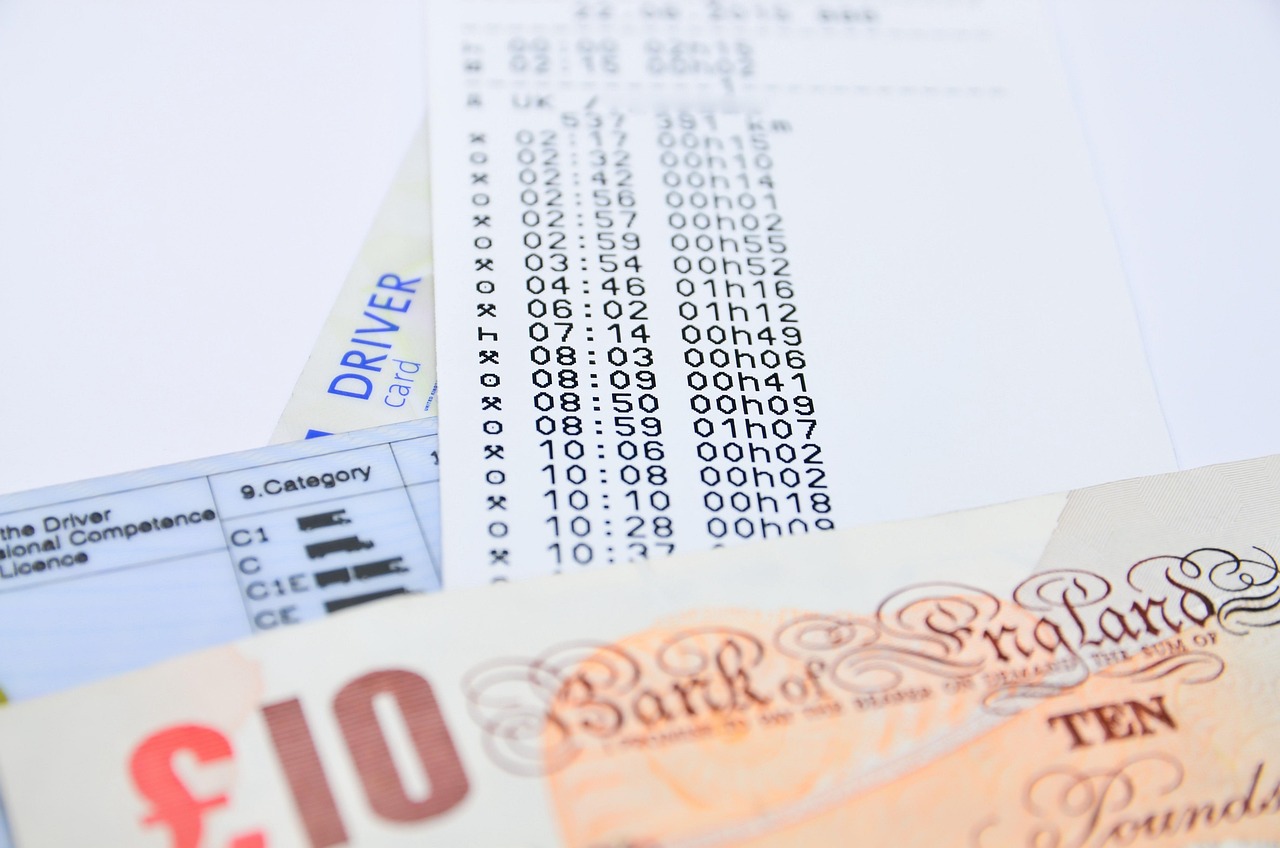 Immagine di un'automobile con un cartello che indica esenzioni per over 70 nel pagamento del bollo auto.