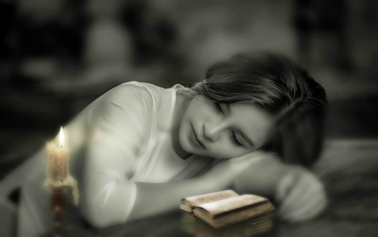 Immagine evocativa di un cielo stellato con una croce, simbolo di fede e riflessione spirituale.