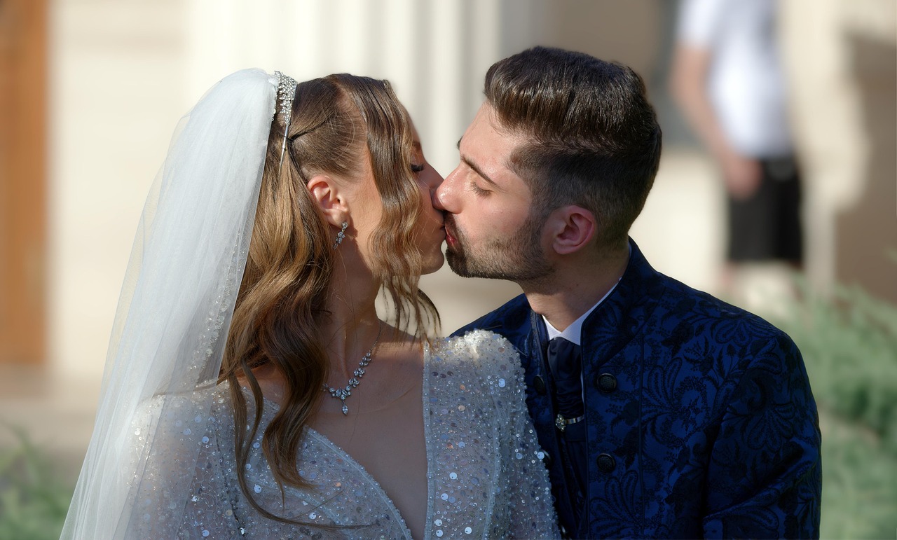 Dargen D'Amico in un evento pubblico con la sua compagna, sorridenti e abbracciati.