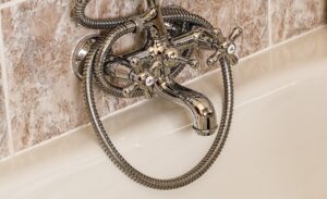Aceto per il calcare: il metodo veloce per eliminarlo dal bagno