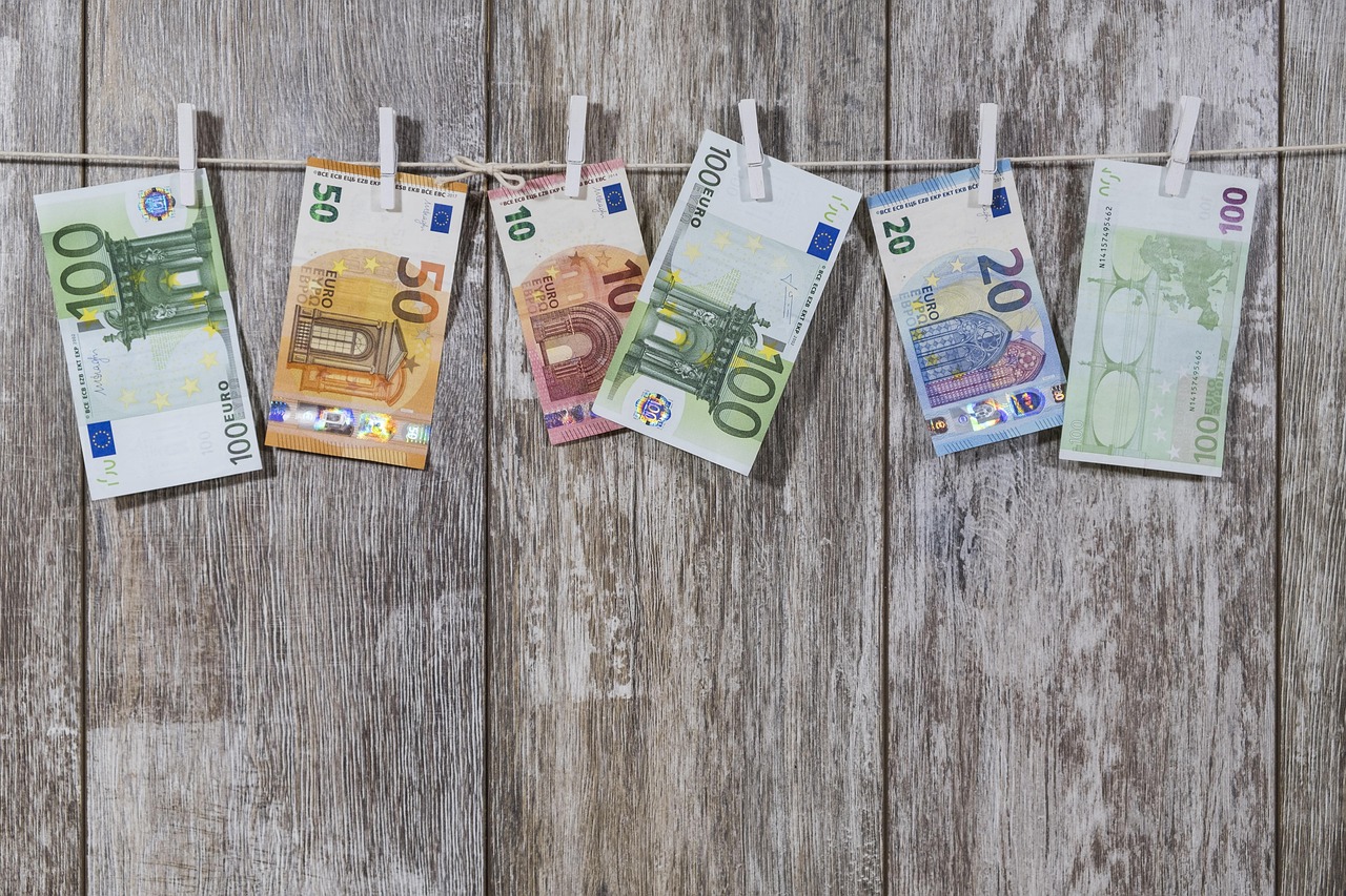 Interno di una casa arredato con mobili moderni e accessori, budget di 1000 euro.