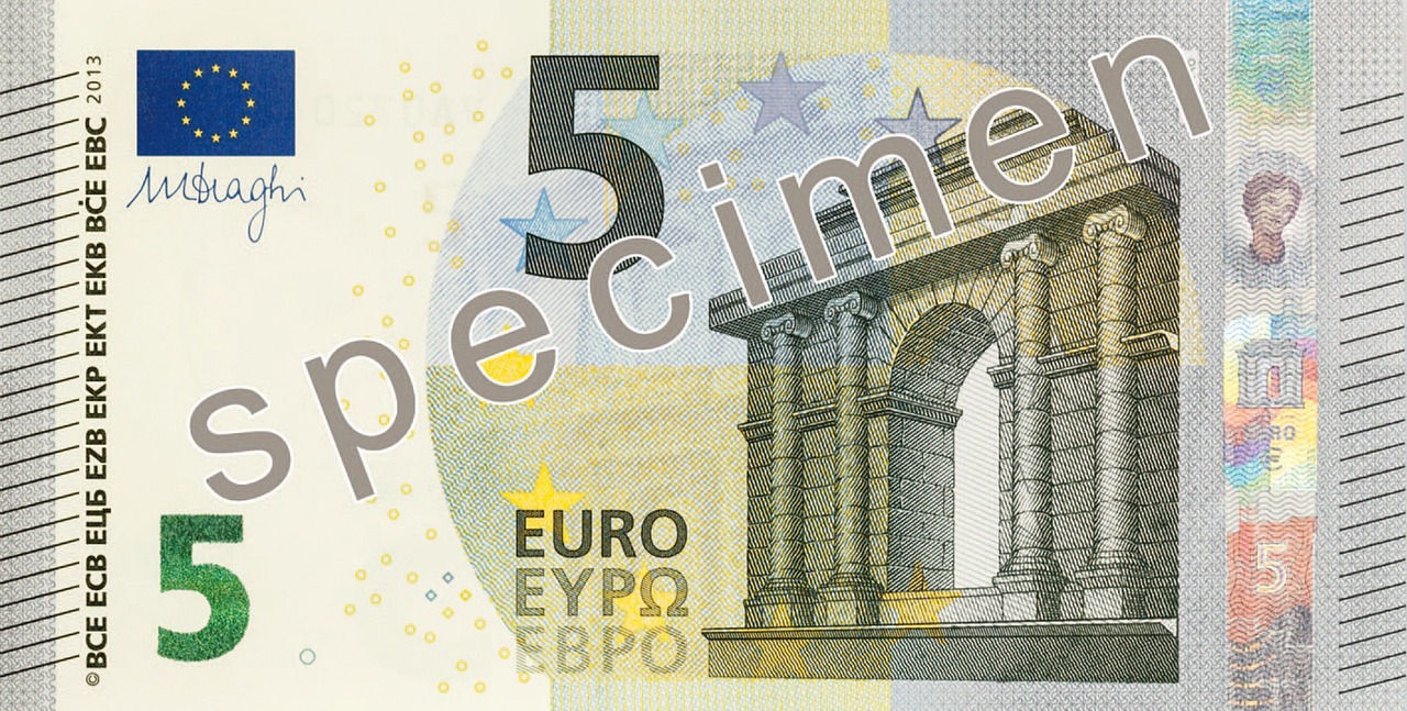 Banconote da 5 euro con segno distintivo che indica possibile contraffazione.