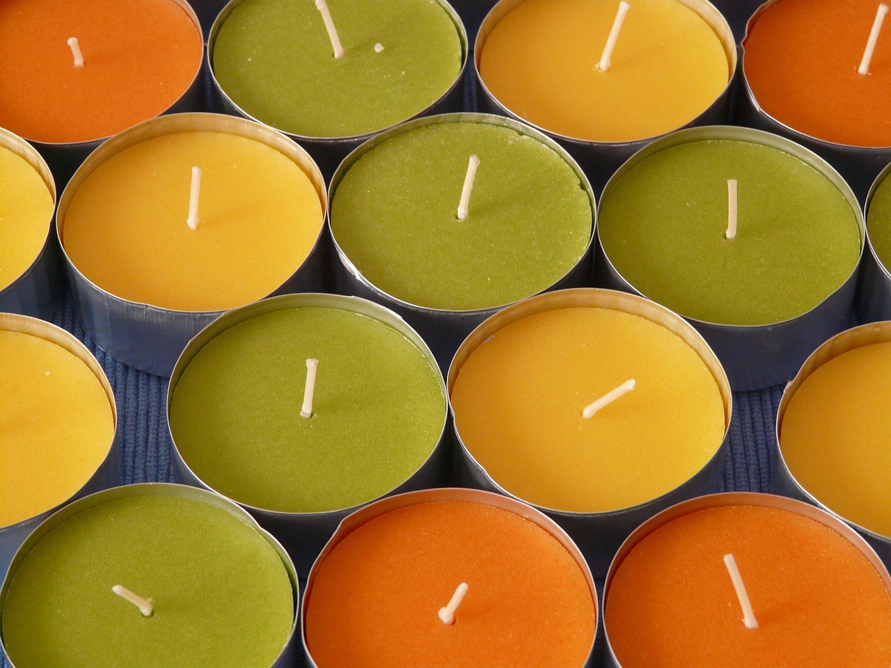 Candele profumate fai da te in vari colori e forme, pronte per essere realizzate a casa.