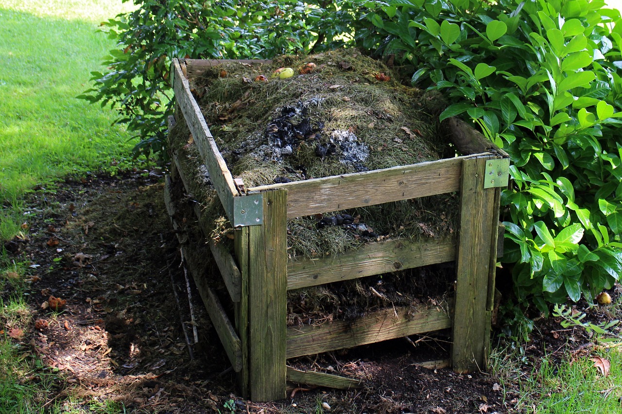 Contenitore di compost fai da te con materiali organici per fertilizzare il giardino.
