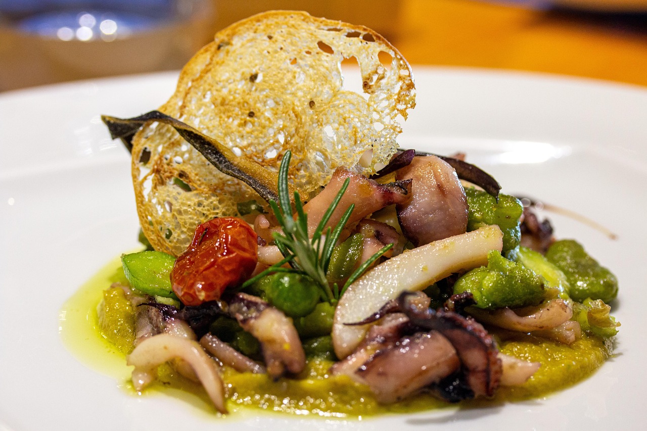 Un piatto tipico italiano con pasta, sugo fresco e ingredienti locali, simbolo del turismo gastronomico.