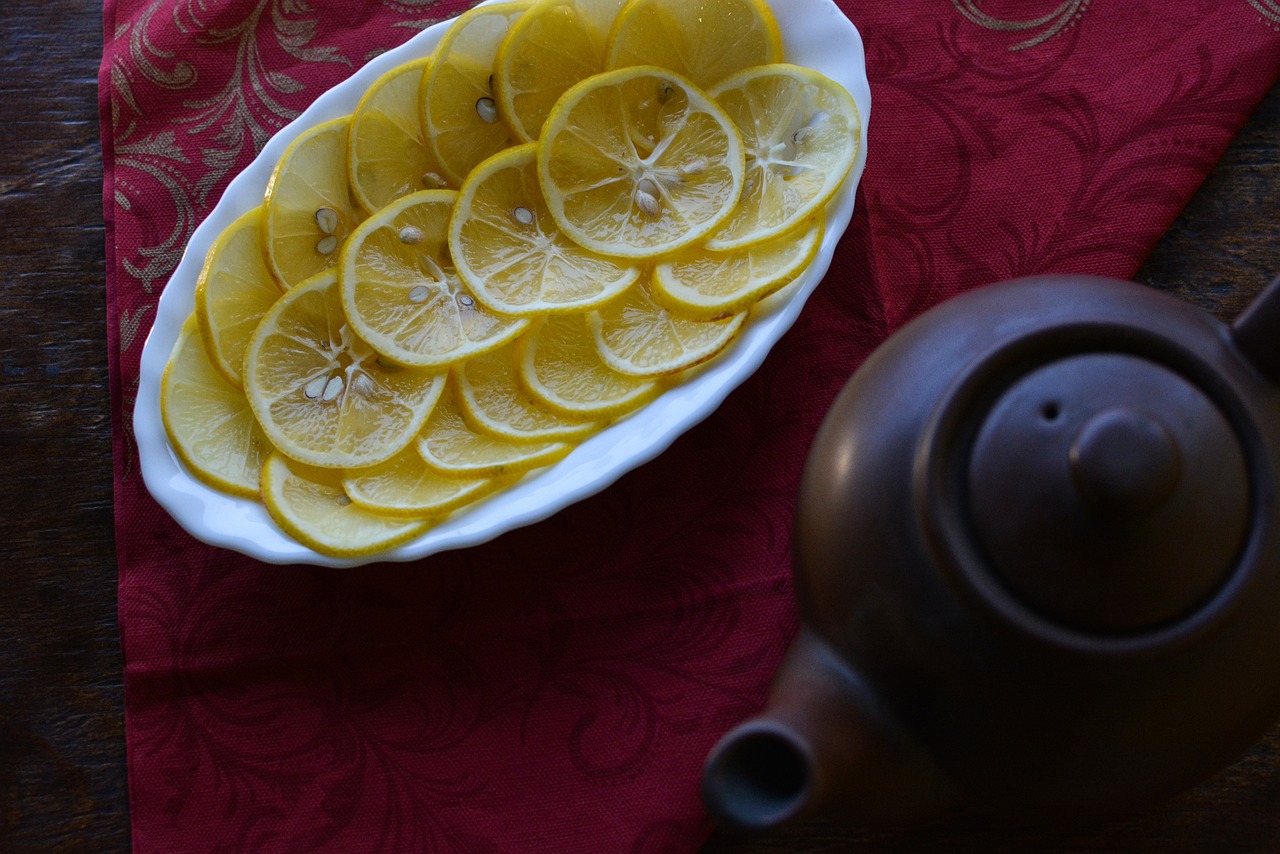 Limoni grandi e succosi in un vaso con fertilizzante naturale per una crescita ottimale.
