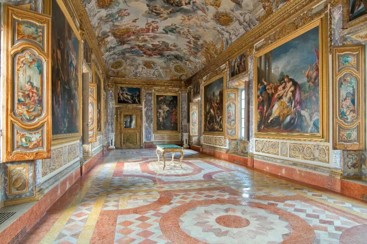 Visitatori sorridenti davanti a un museo italiano, simbolo di cultura accessibile e visite gratuite.