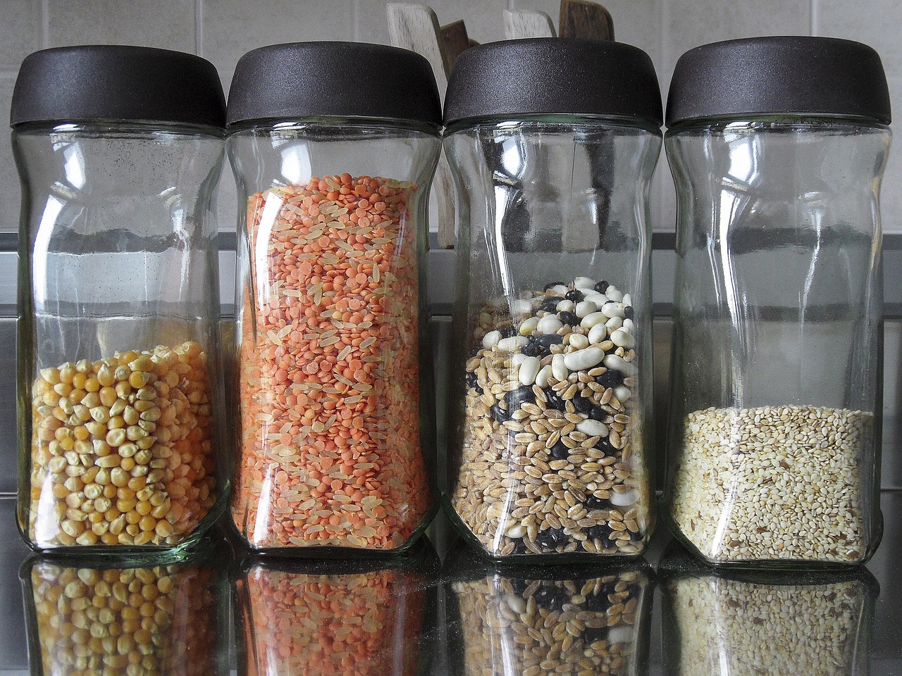 Immagine di una dispensa ben organizzata con contenitori etichettati e cibi ordinati.