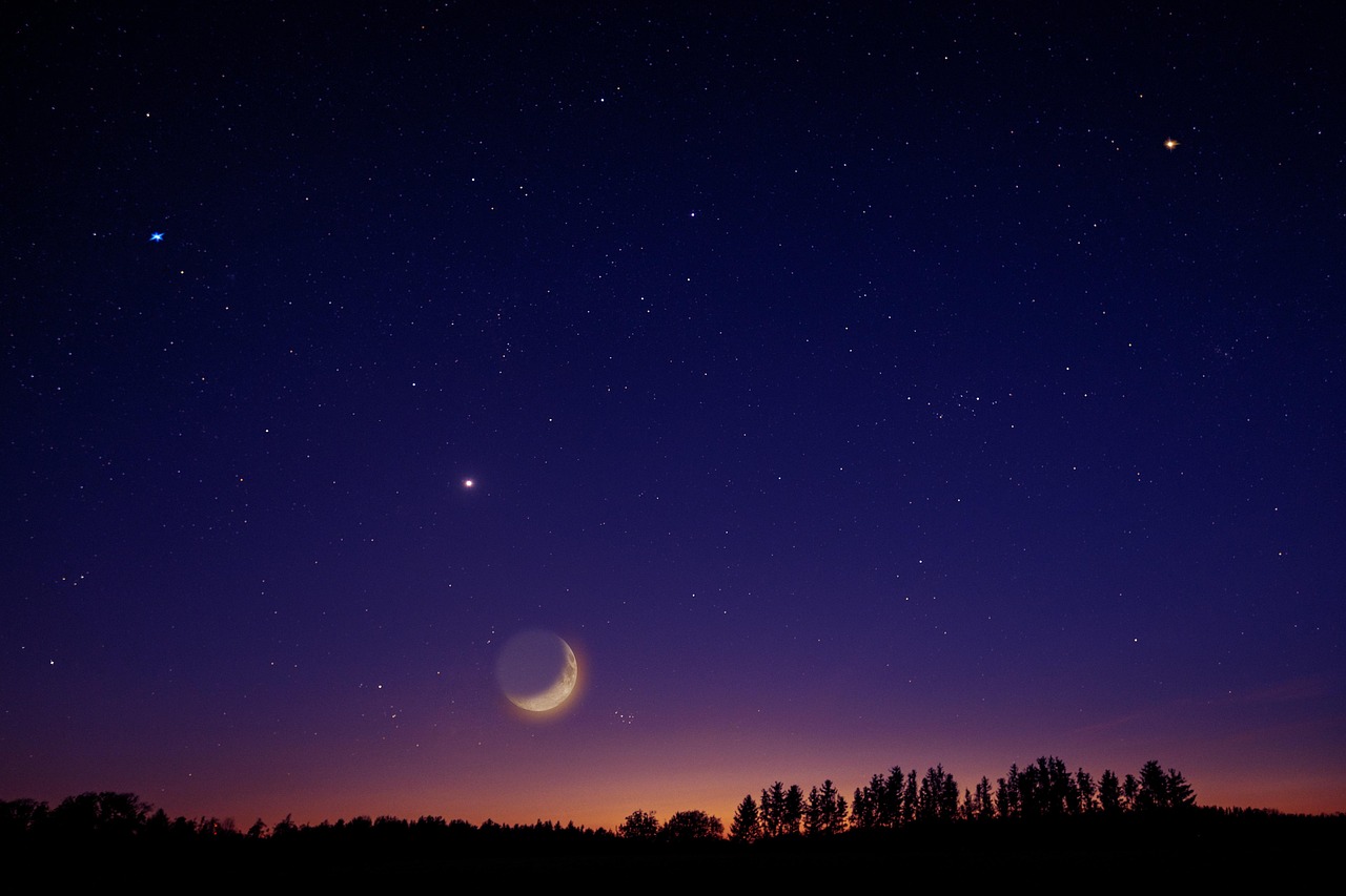 Immagine di frasi buonanotte inedite per l'8 aprile 2026, con sfondo notturno suggestivo.