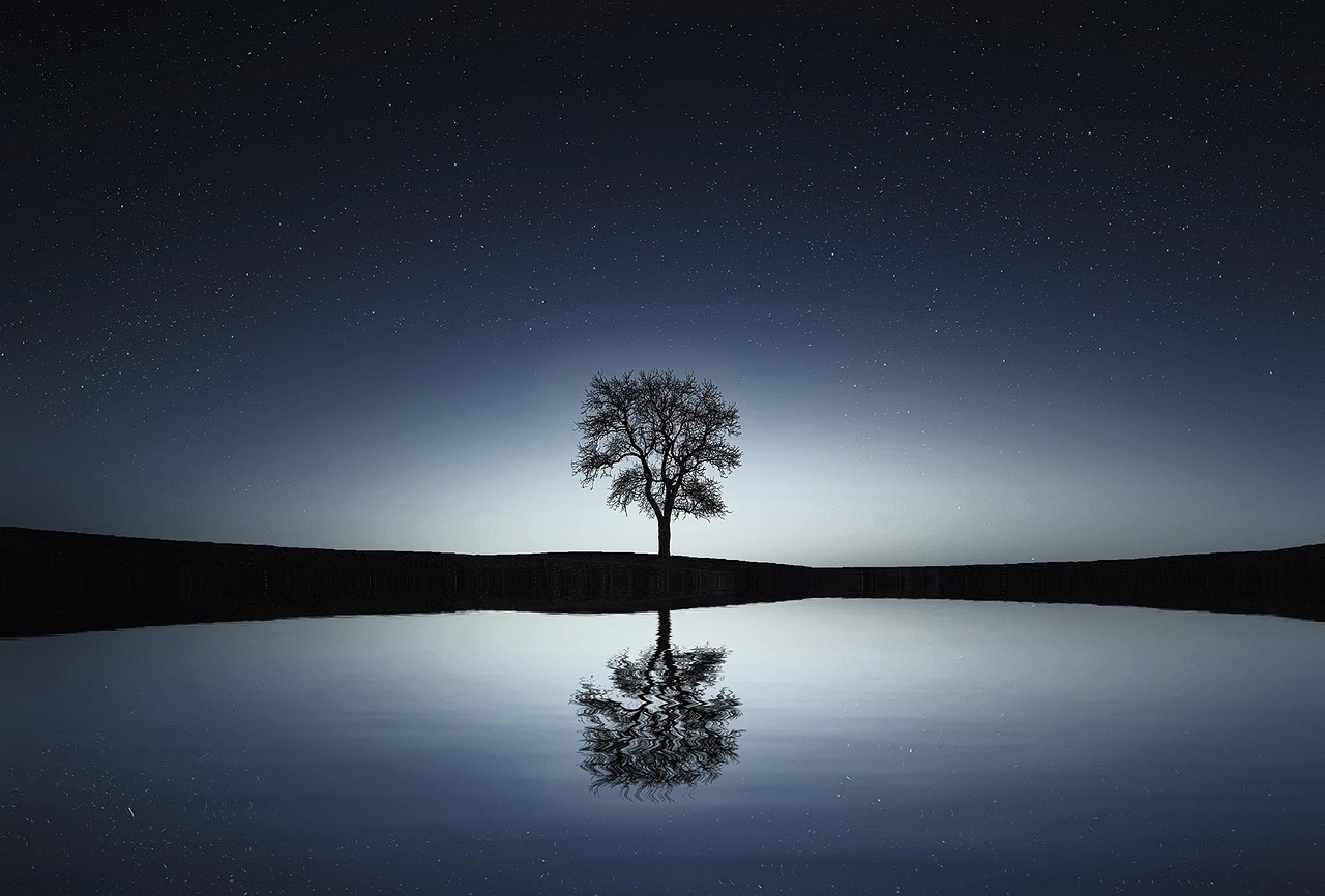 Immagine di un cielo stellato con la frase "Buonanotte" per riflettere sulla vita.