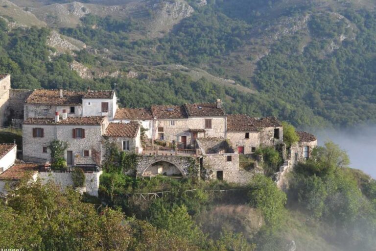 Borgo del Pollino con un eremo scavato direttamente nella montagna