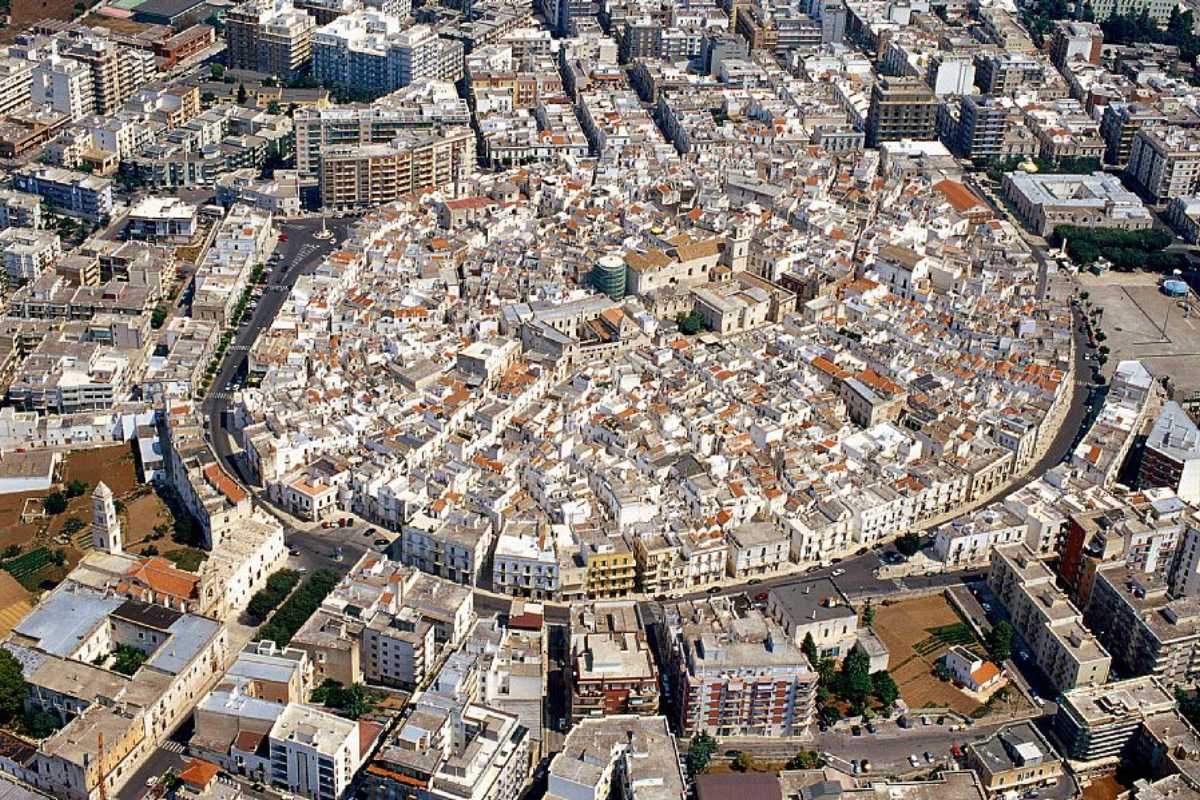Labirinto di pietra del 1500 nel borgo del Salento, esempio di architettura storica.