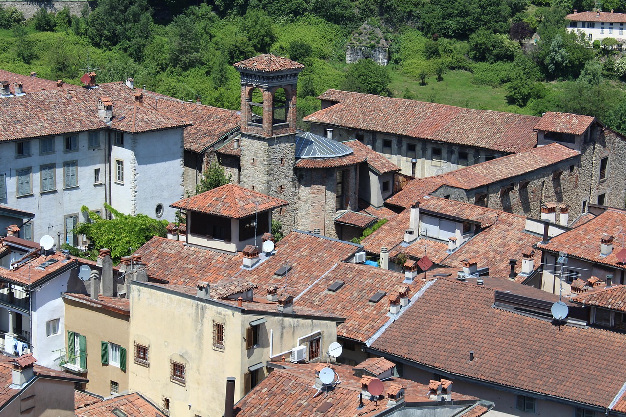 Vista panoramica del Borgo della Garfagnana con case-torre storiche e paesaggio montano.