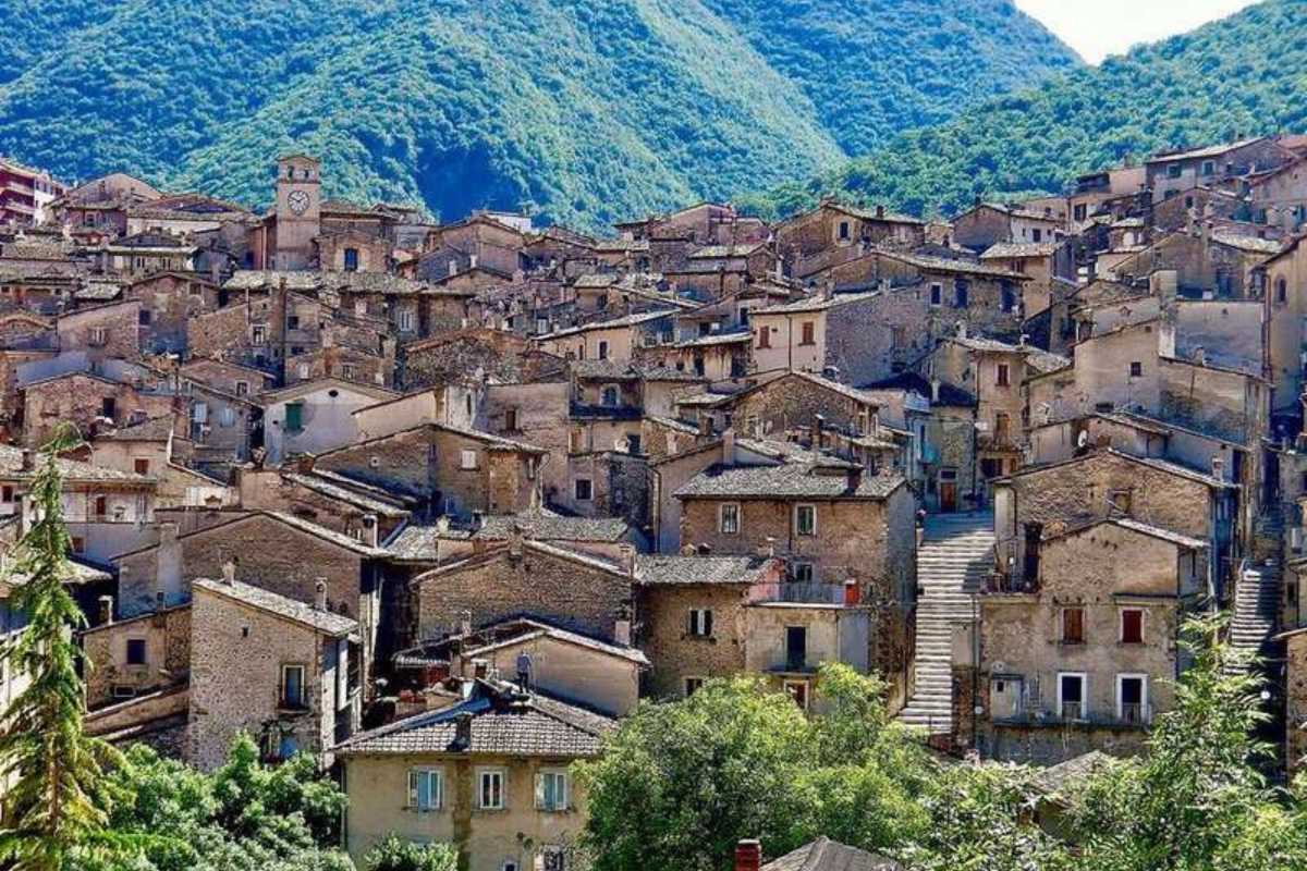Vista panoramica del borgo in Molise durante la festa delle campane, con gente festante e campane che suonano.