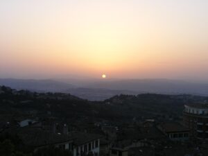 Borgo italiano dove il sole non tramonta per tre giorni in estate: l'effetto ottico unico
