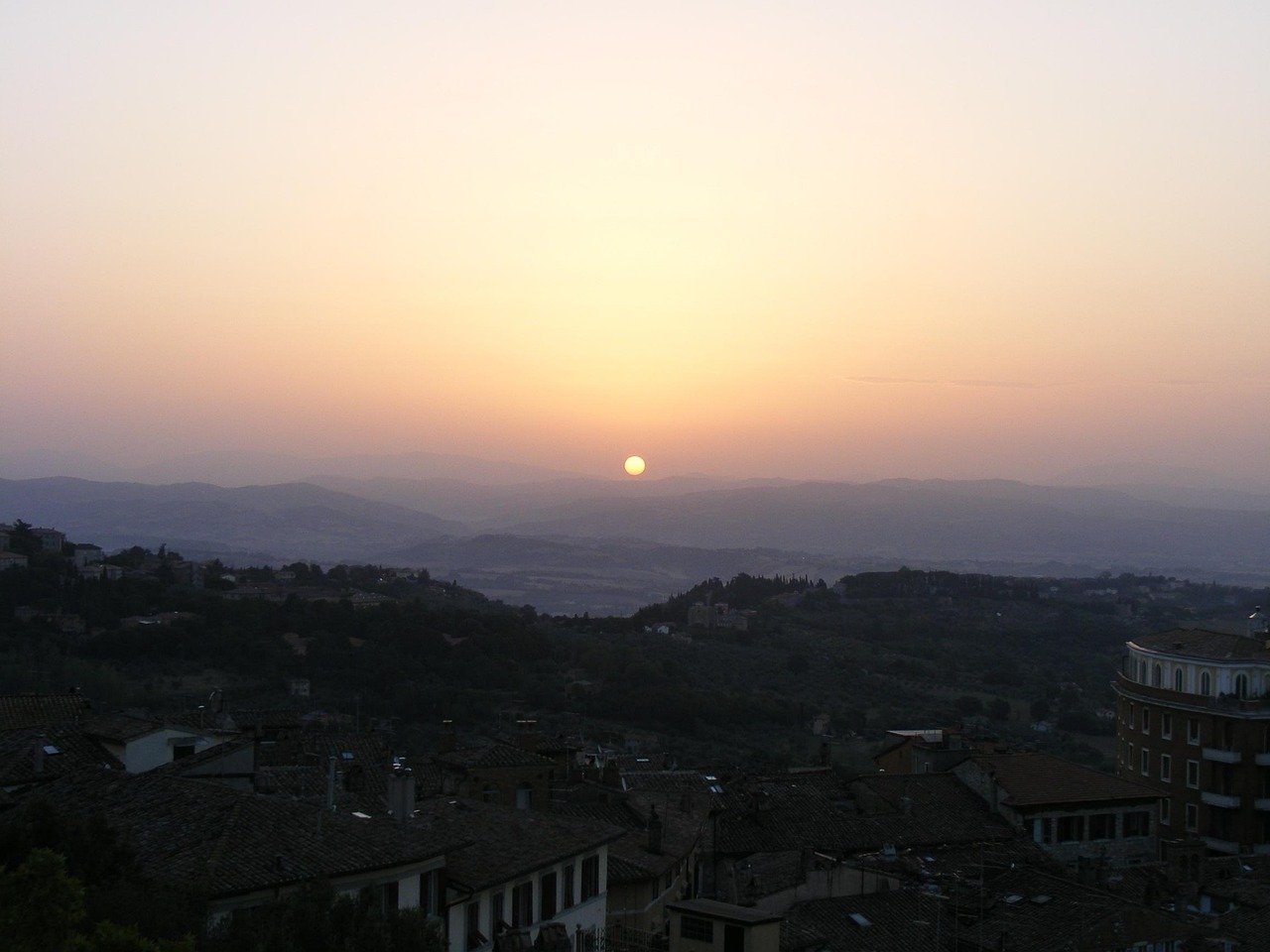 Borgo italiano con sole che splende per tre giorni consecutivi in estate, creando un effetto ottico straordinario.