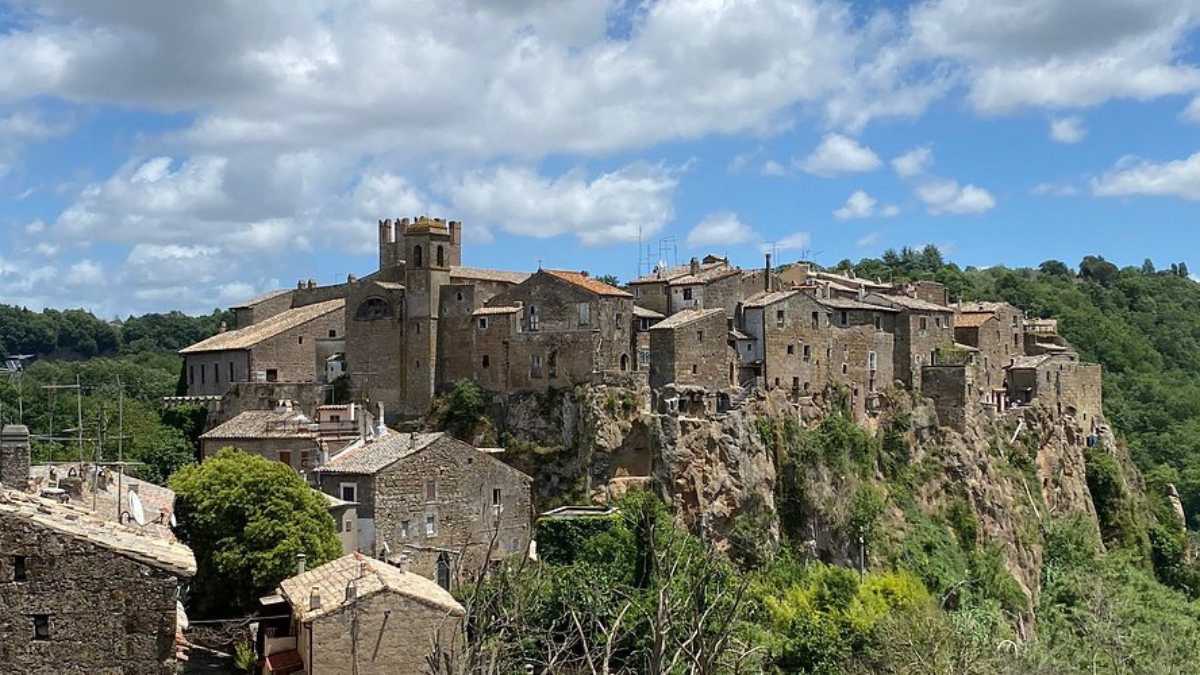 Borgo umbro con cinque torri identiche, simbolo di un'architettura storica unica in Italia.