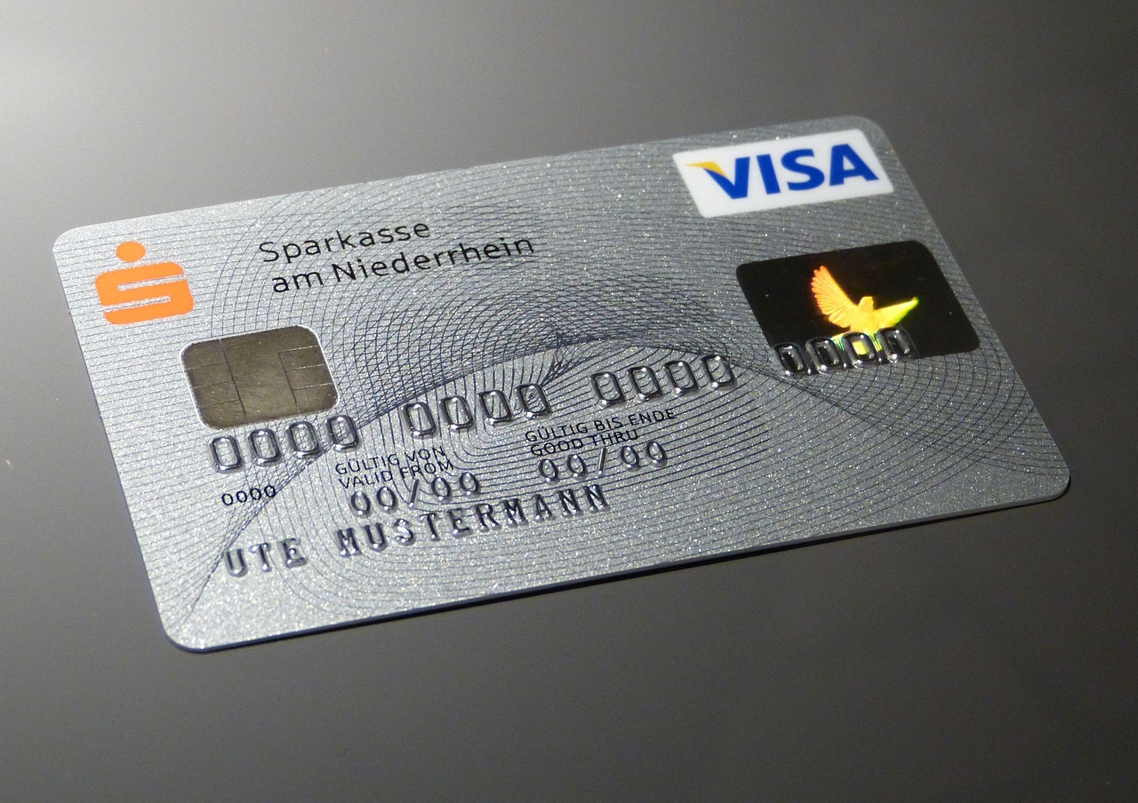 Immagine di una carta di credito con la data di scadenza superata, simbolo di problemi nei pagamenti.