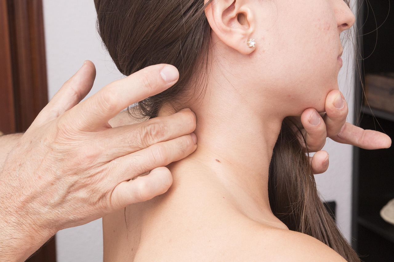 Esercizi mattutini per alleviare la cervicale rigida e migliorare il benessere quotidiano.
