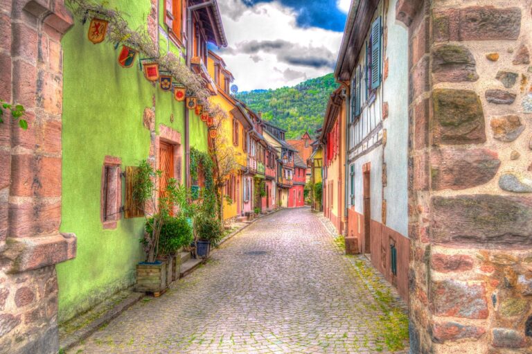 Il borgo che sembra uscito da una favola grazie ai suoi colori