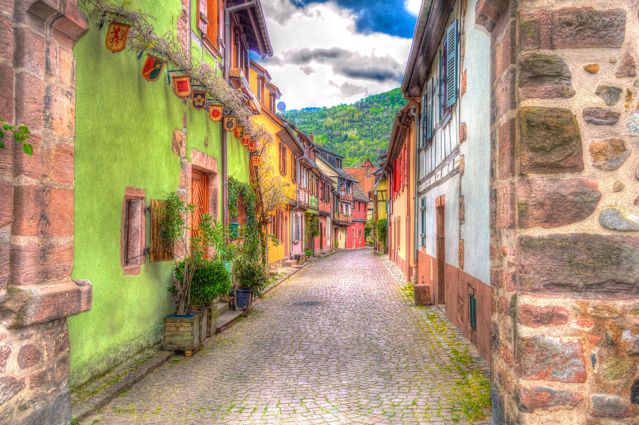 Borgo pittoresco con case colorate che evocano un'atmosfera fiabesca.