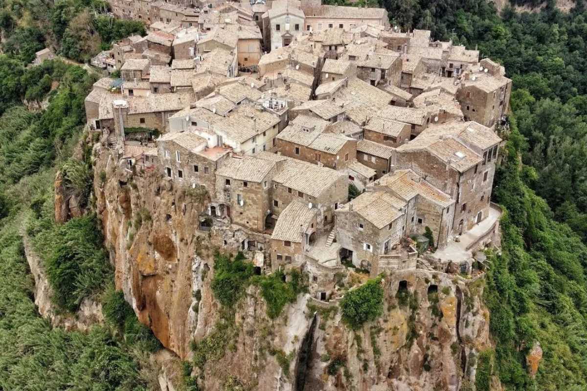 Paesaggio rurale italiano, con antichi borghi e natura incontaminata, lontano dal frastuono moderno.