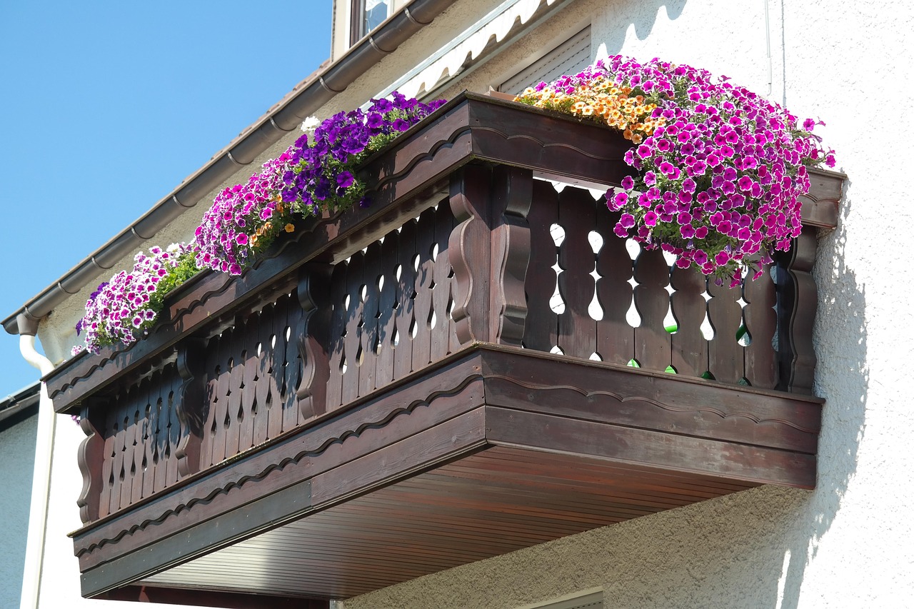 Balcone fiorito con piante colorate, ideale per settembre, in un ambiente soleggiato.